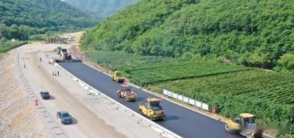 为什么高速公路不用水泥，而用沥青？一位55岁的包工头表示，80%的人不知道，一吨