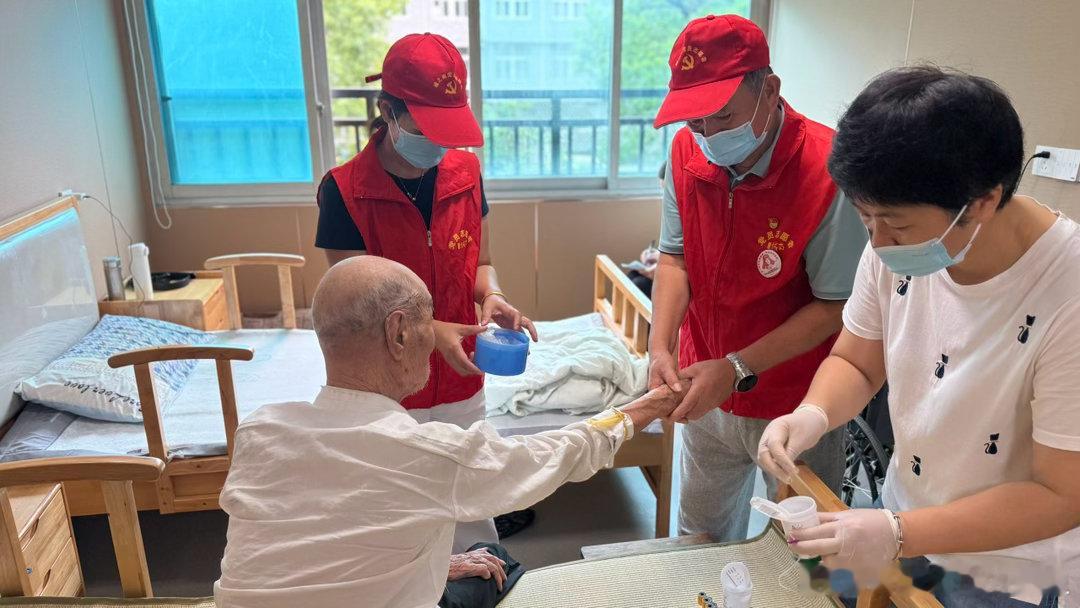 【暖心！台州这场体检把健康送到家门口】9月1日上午，台州温岭城南镇残疾人之家里暖