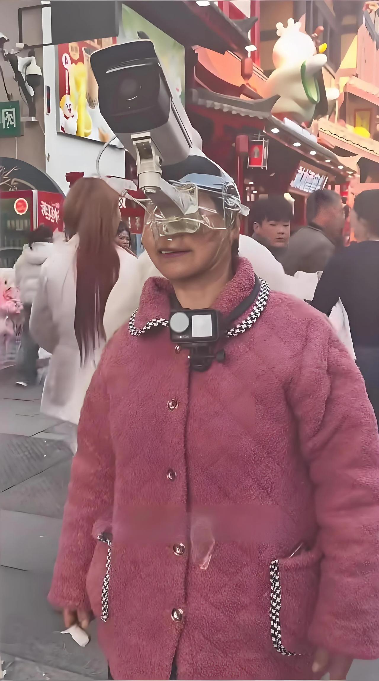 这是村里大妈尝试做自媒体，买的高科技装备！