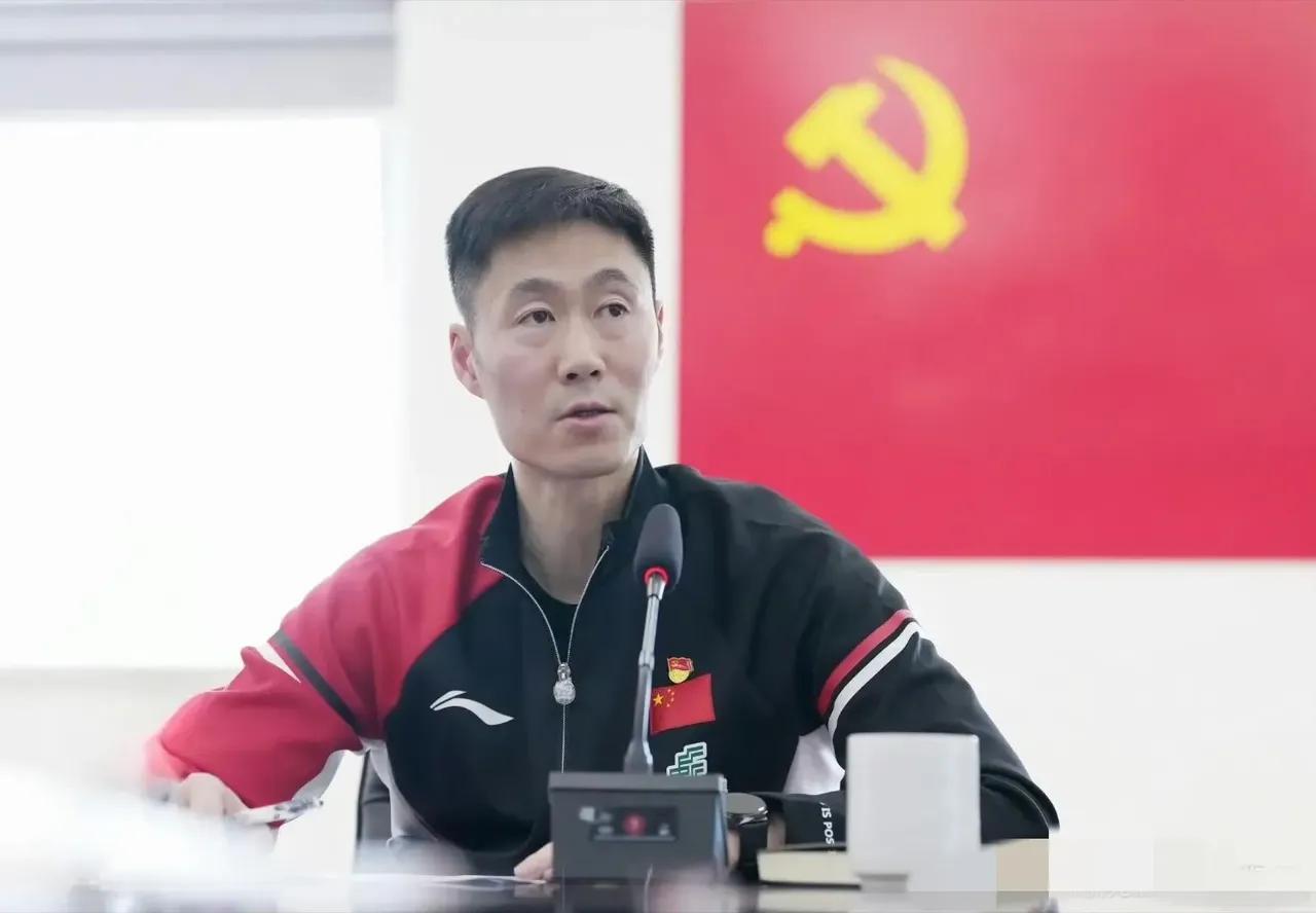 10月30日乒协主席王励勤出席会议，备战全运会，上任才半年的王励勤比上任前明显的