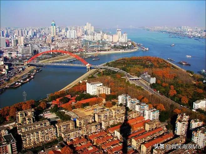 武汉是展现魅力的地方，武汉是奉献青春地方。

2025年武汉城市建设取得了新成就