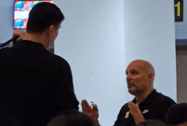 据说交流了很长时间。也许意思就是这些吧：就是我跟你解释一下哈，主要是我的阵容里没