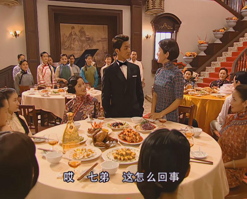 一桌子都是道具，难为演员了，怪不得大部分电视剧拍到吃饭场景时，都只喝酒不吃菜。
