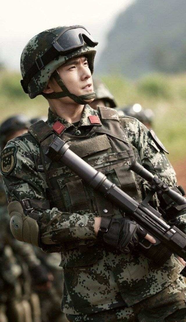 燕子拿枪的动作，好有军人范儿！