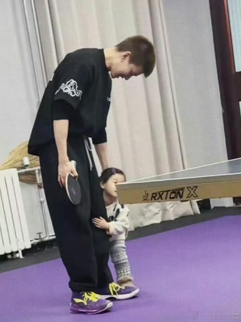 任嘉伦抱周雨女儿哥两友谊长存！而且任嘉伦抱周雨女儿也太温柔了吧，抱小孩的姿势好标