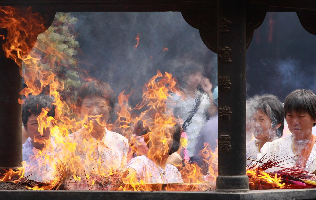 上海城隍庙，外地游客、上海市民正在烧香、祈祷。林福江拍摄