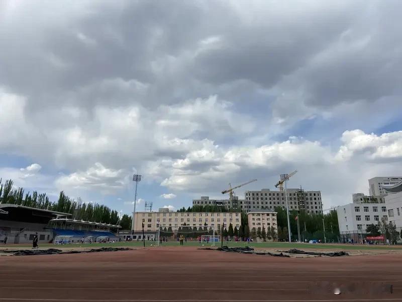 2026年5月14日，内蒙古财经大学校运会女子3000米赛场发生了超暖心的一幕。