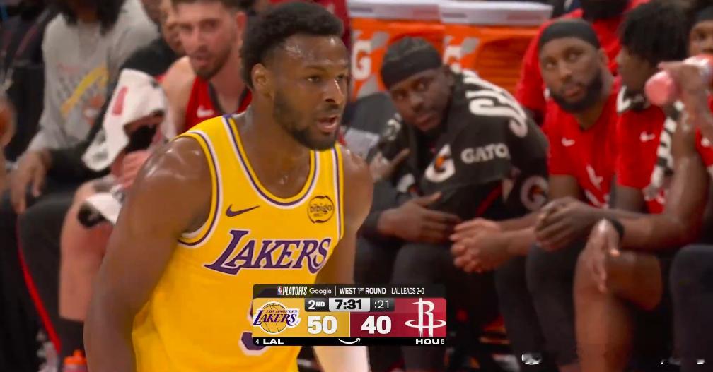 布朗尼借詹姆斯掩护三分布朗尼接詹姆斯空接高难度反篮詹姆斯弧顶想造犯规直接投进三分