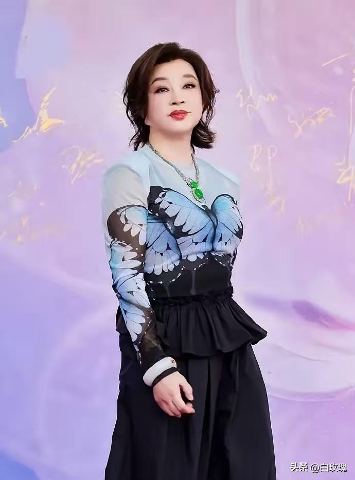 大家发没发现，
刘晓庆这个人有点不太对劲，
明明她都是70多岁的人了，可是她看起