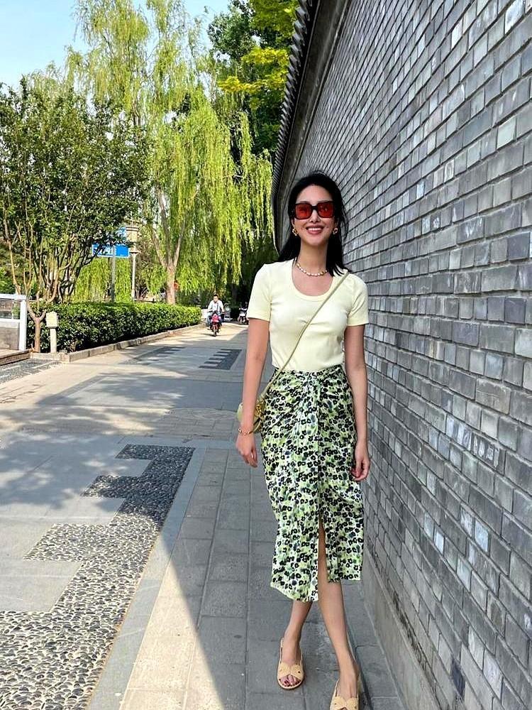 一件白T恤，全网时尚博主猜是优衣库的。

杨采钰这身法式穿搭刷屏了，一件基础款白