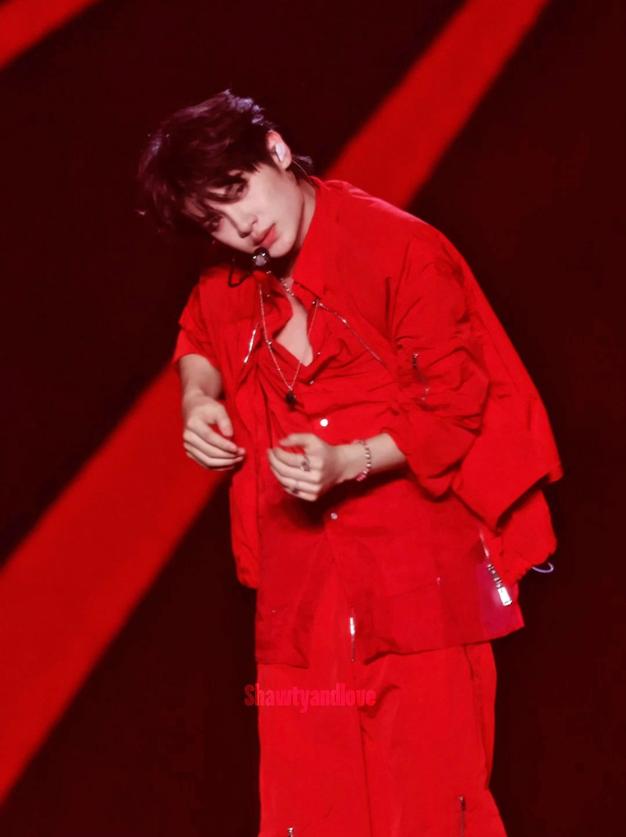 黄明昊武汉汽水音乐节 懂这个疯批笑嘛🥵🥵🥵 