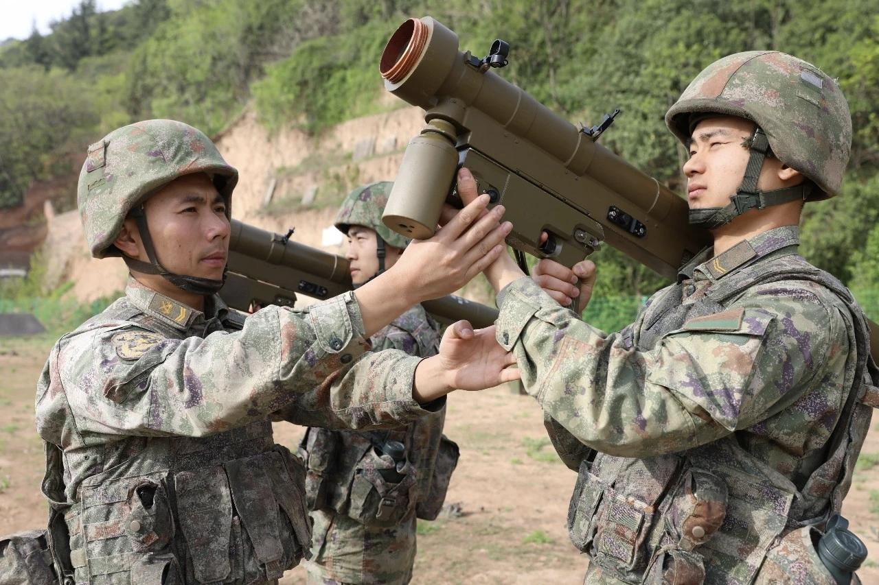 在大漠戈壁演训场上，随着一声轰鸣，高速靶机瞬间化作一团烟雾，执行此次打击任务的射