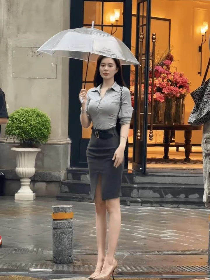 虽然是摆拍，但小姐姐人好美，身材也很好呀！ 