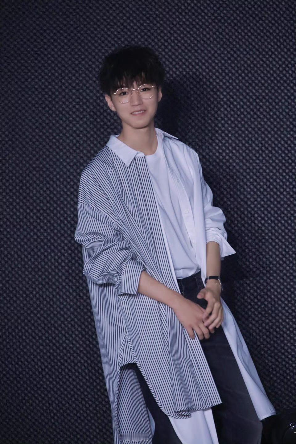 #王俊凯[超话]# 十八岁时期的美少年谁能不心动！长得好看的男生就适合戴眼镜，标
