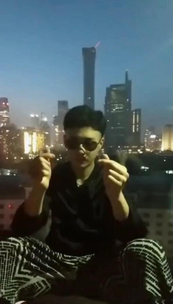 陈少熙[超话] 少熙你年轻的时候挺潮啊我觉得跟弟弟的不相上下啊你小汁 快来直击你