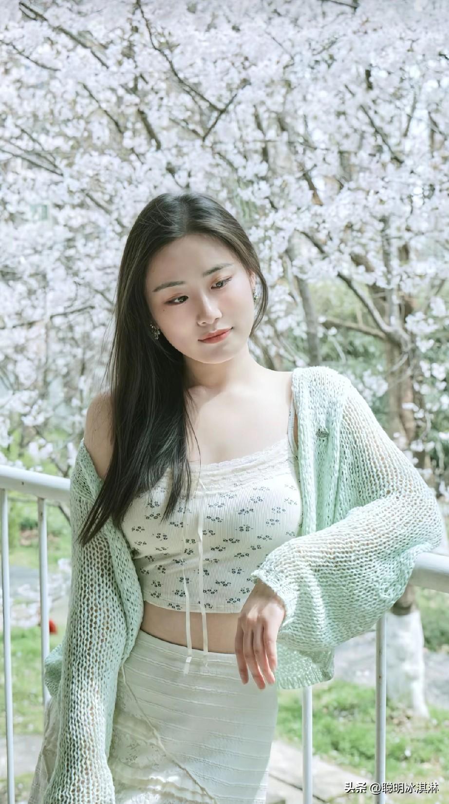 樱花树下，温柔少女，春日气息扑面而来