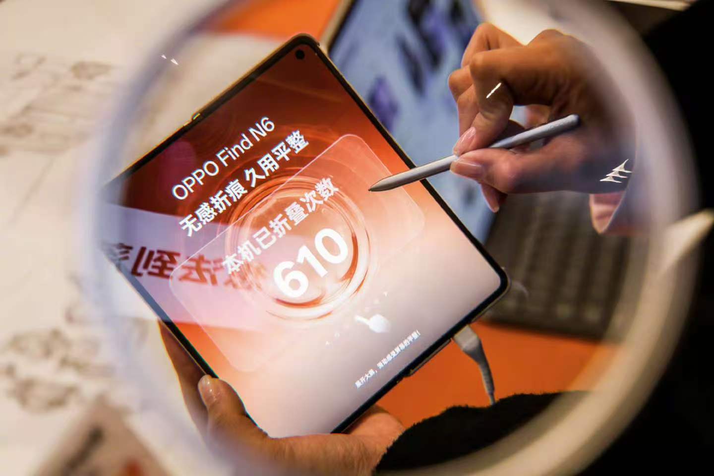 等iPhoneFold还是选安卓折叠屏 这还用想啊？肯定必选安卓折叠屏呀！别的不