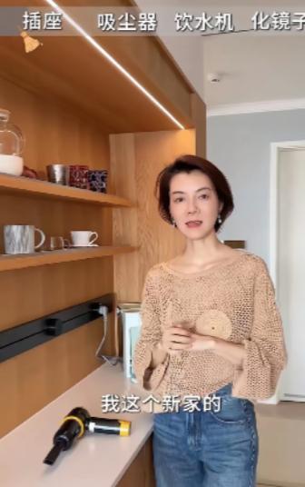 车晓，引发热议。
 
44岁车晓因几十元维修运费与客服较劲上热搜，被赞“消费降级