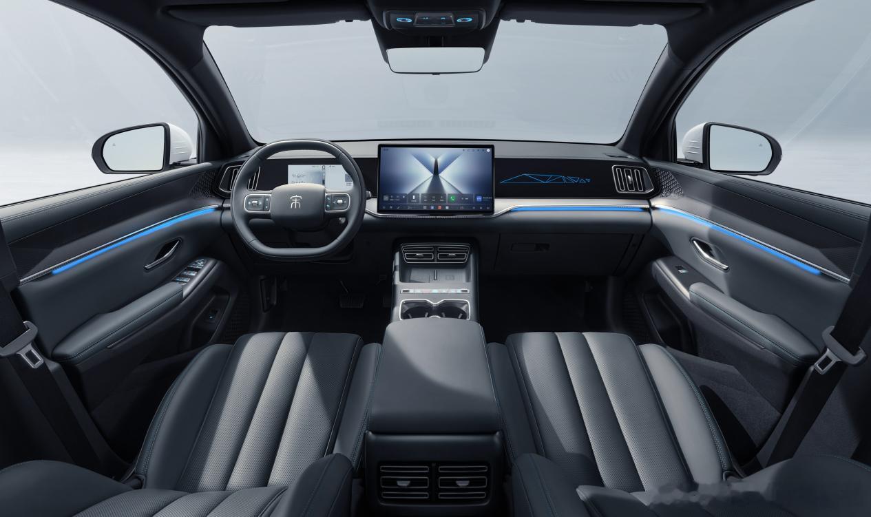 刚上市的宋 Pro DM-i 飞驰版直接把 220km 纯电续航的插混 SUV 