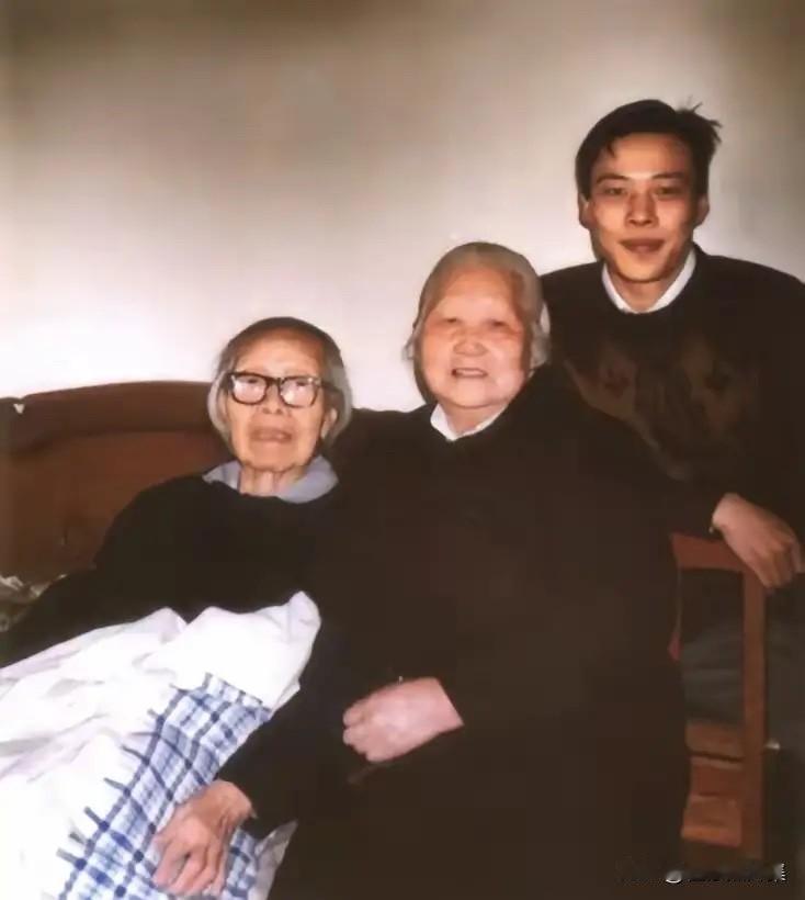 上世纪九十年代，长征女红军彭儒（中）到医院看望老战友曾碧漪（左一）时合影留念。曾