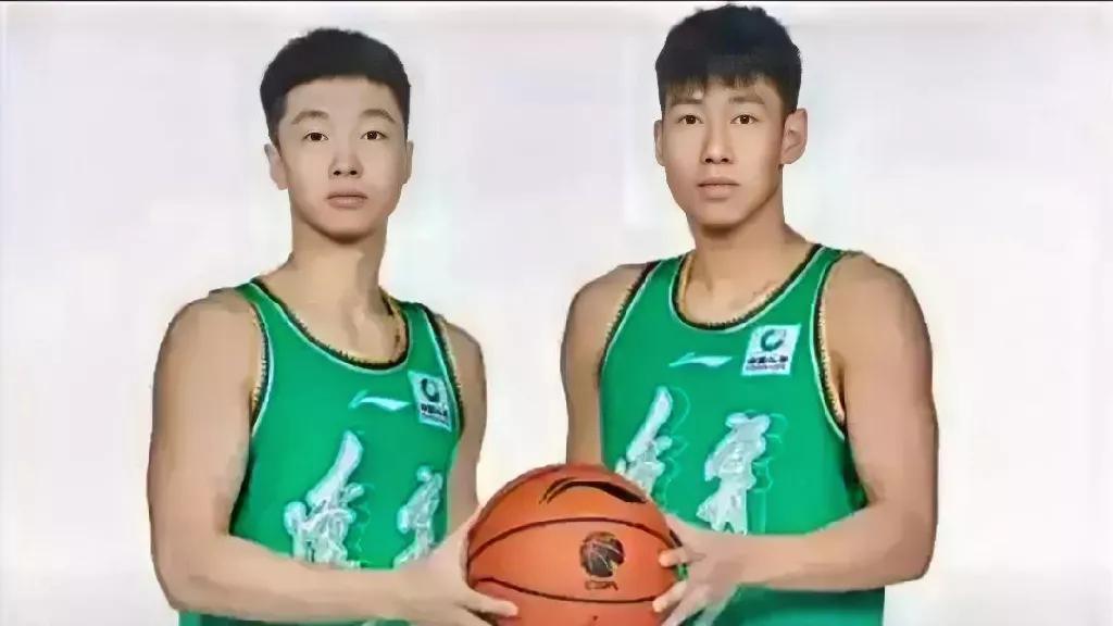 看到辽篮训练师现正在苦练我们的两个后卫“李虎翼与张俊豪”！作为一个辽宁球迷我认为