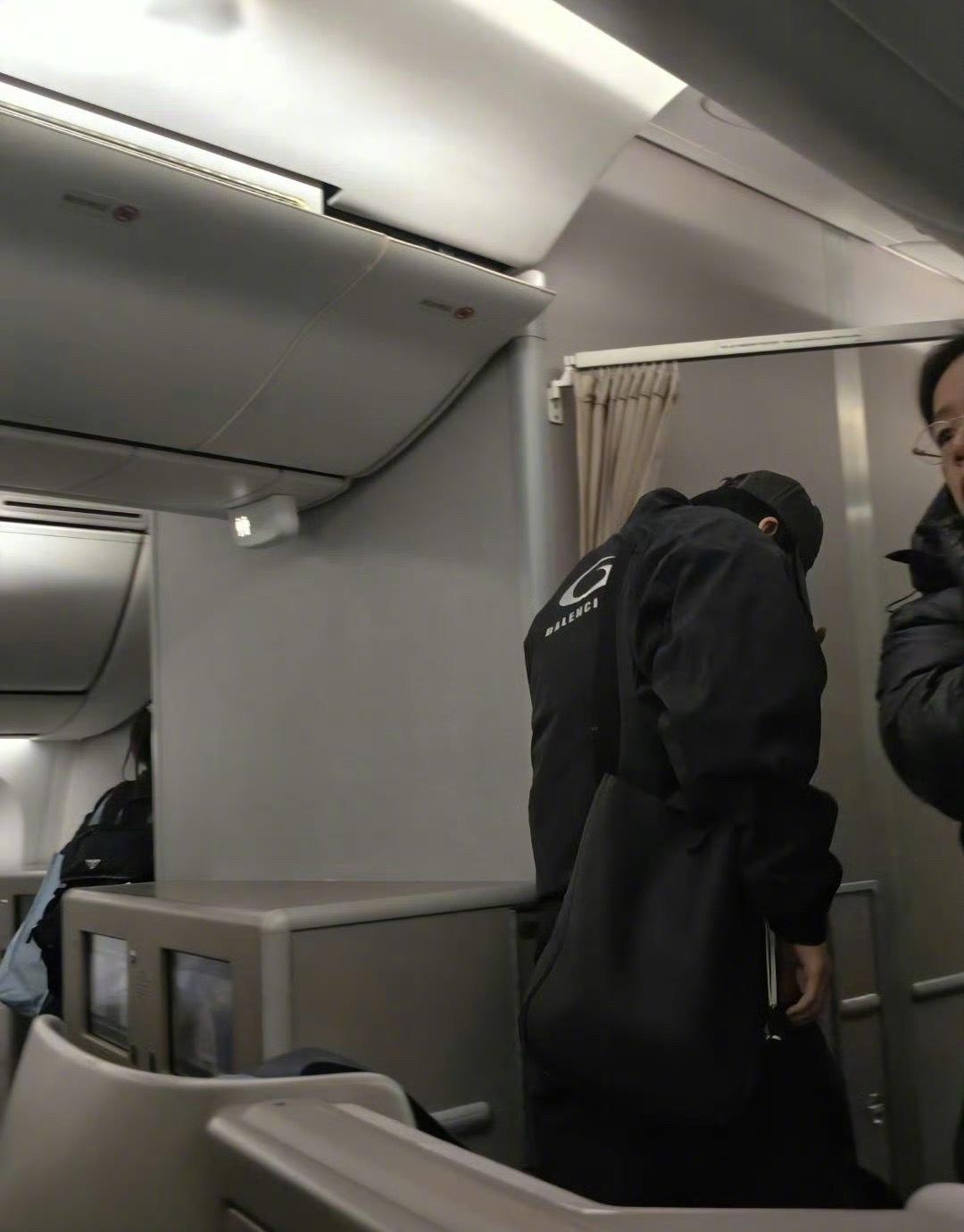 刘宇宁又在飞机上撞头了救命！刘宇宁怎么又在飞机上撞头了啊！190cm大高个的烦恼