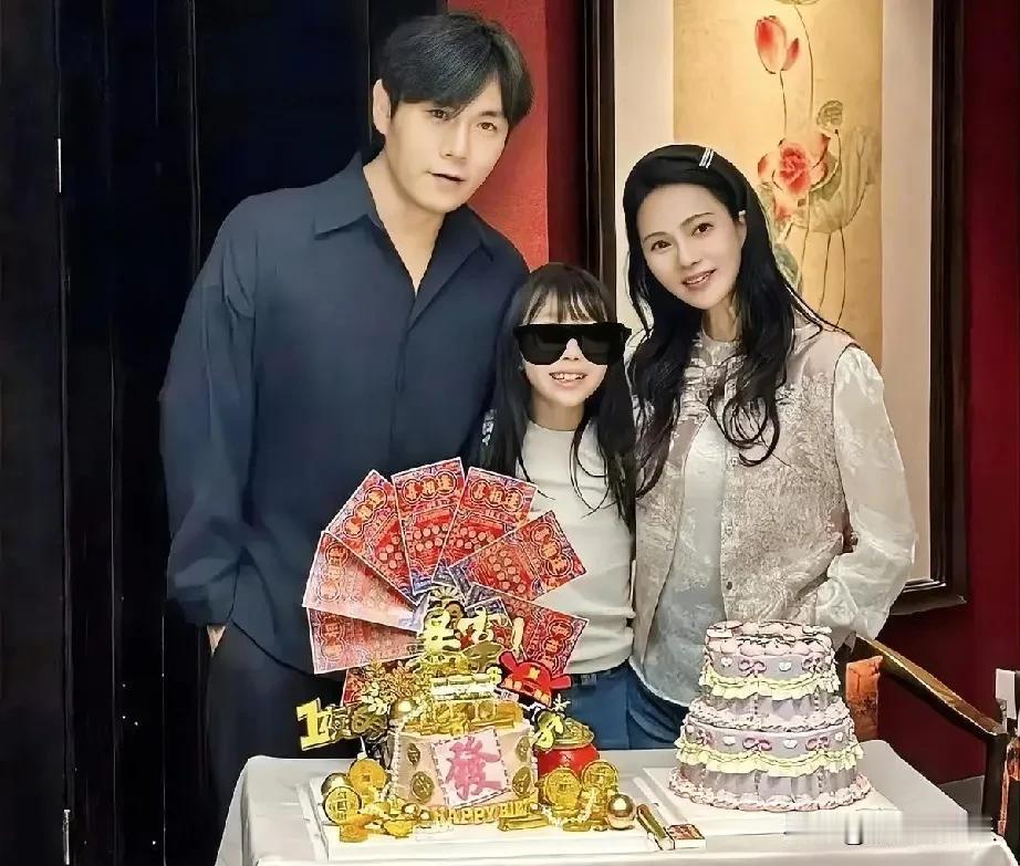 伊能静在直播中坦言，秦昊因繁忙的演艺事业常年在外，夫妻俩聚少离多，这段婚姻是否依