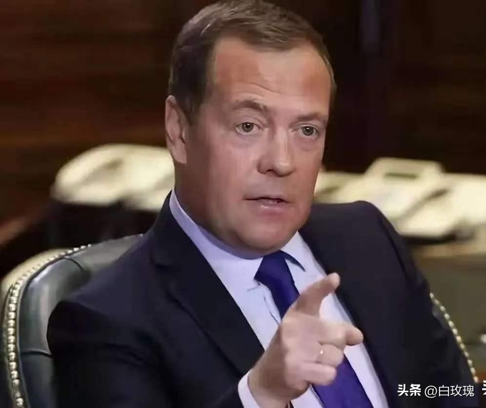 中东地区的“王爷们”估计要破防了，因为梅德韦杰夫直接说出了美军基地的实质。3月7