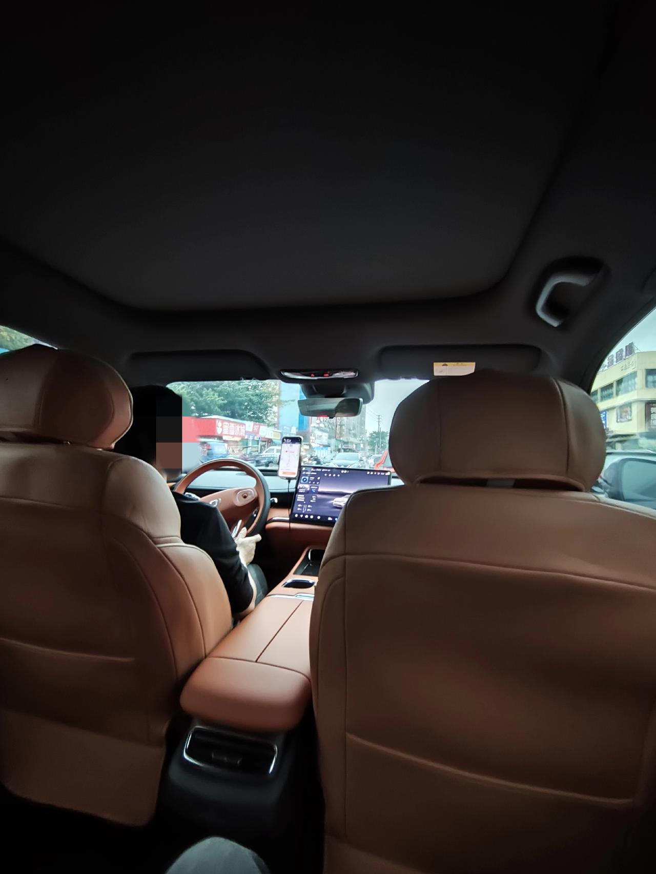 现在顺风车司机都这么卷了吗？居然开着豪华大沙发新能源车，开车 30 多公里就为了