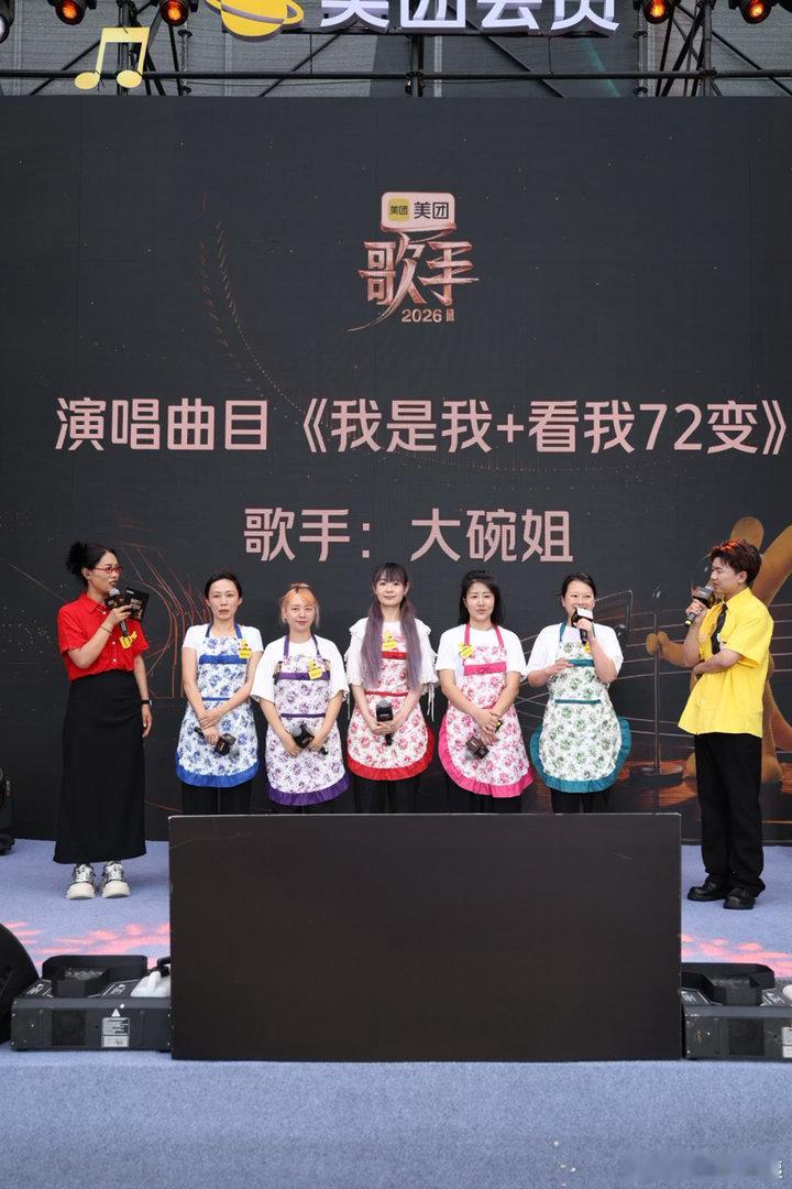 长沙街头不缺观众“再看一首就走”“真的最后一首”“这首听完必须走了”🙂↕️以上