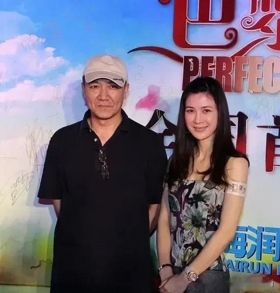 戴帽子的男演员是演过电视剧《闯关东》的李幼斌，他还有一部经典的影视剧作品是《亮剑