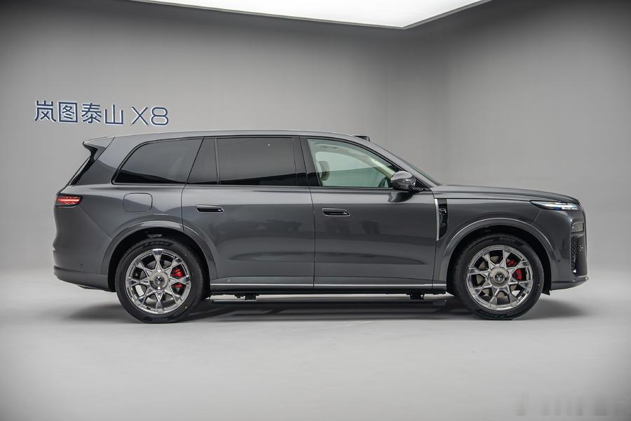 中国最大五座SUV！岚图泰山X8 上市29.29万起。车身长宽高5200/202