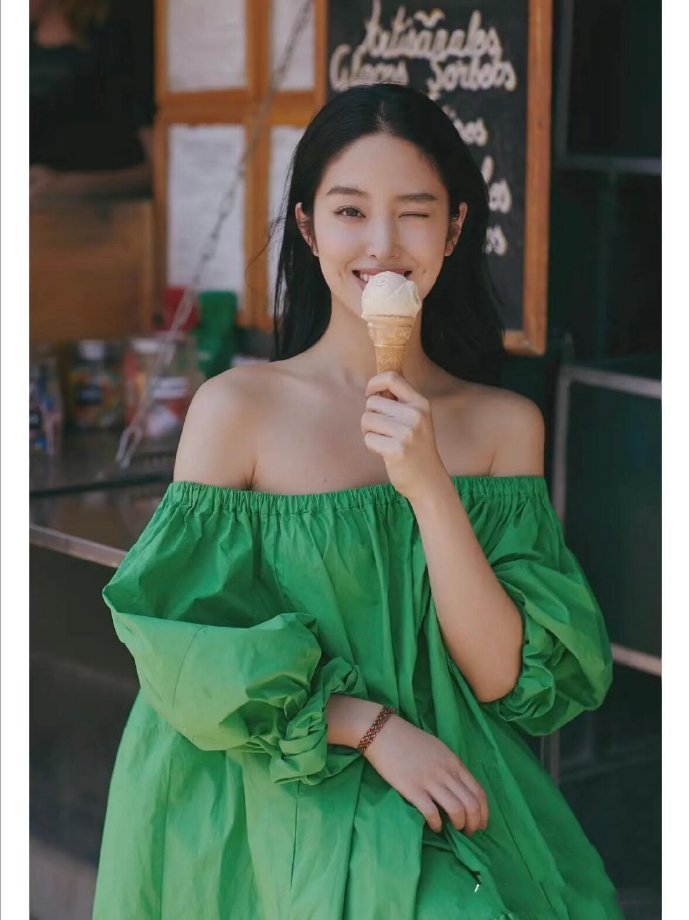 普通女生的穿衣范本，超级松弛感的杨采钰 