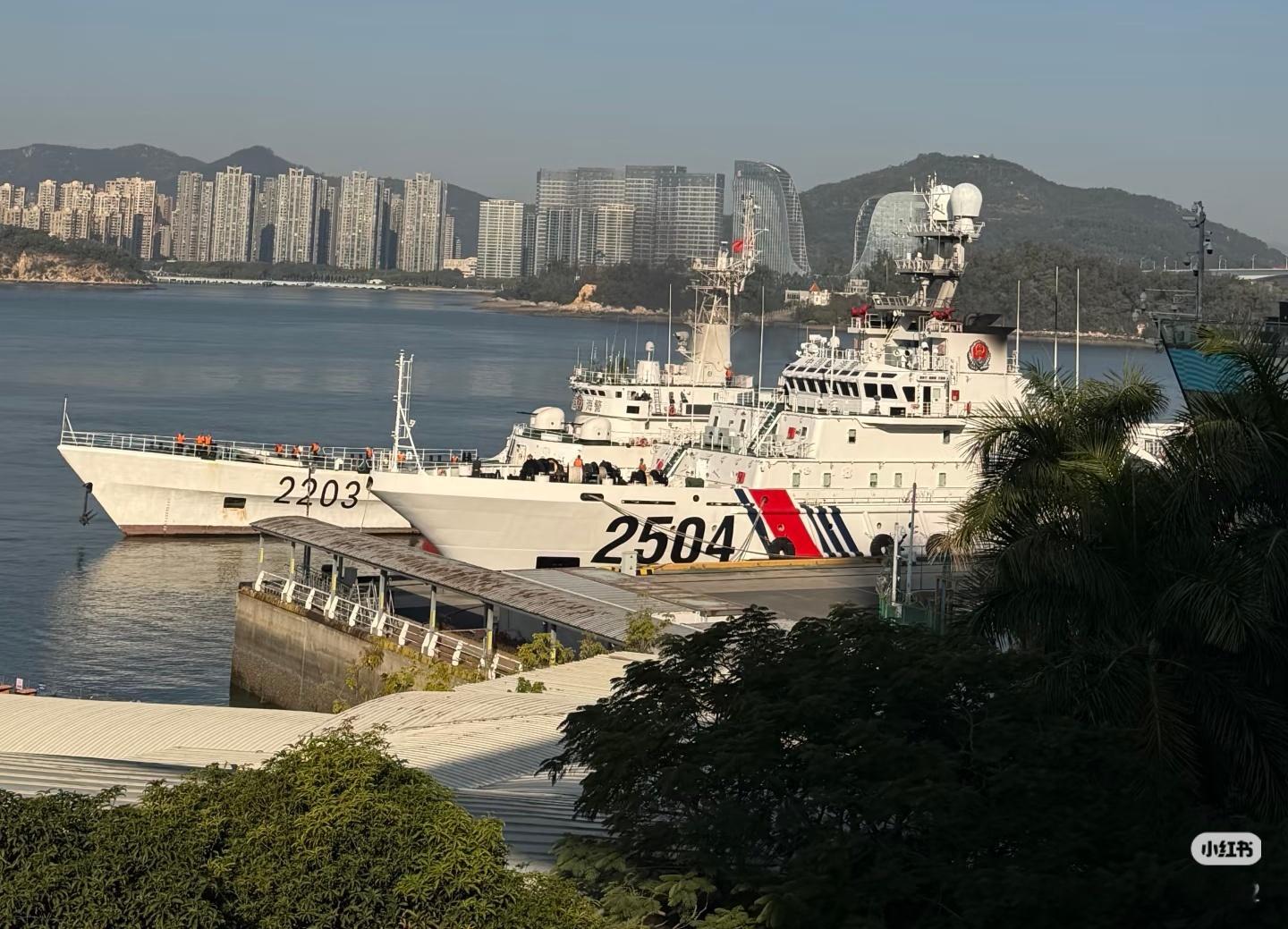 海警2504救助船和2203舰：2504船的舷号特别大，难道是救援时方便识别？ 