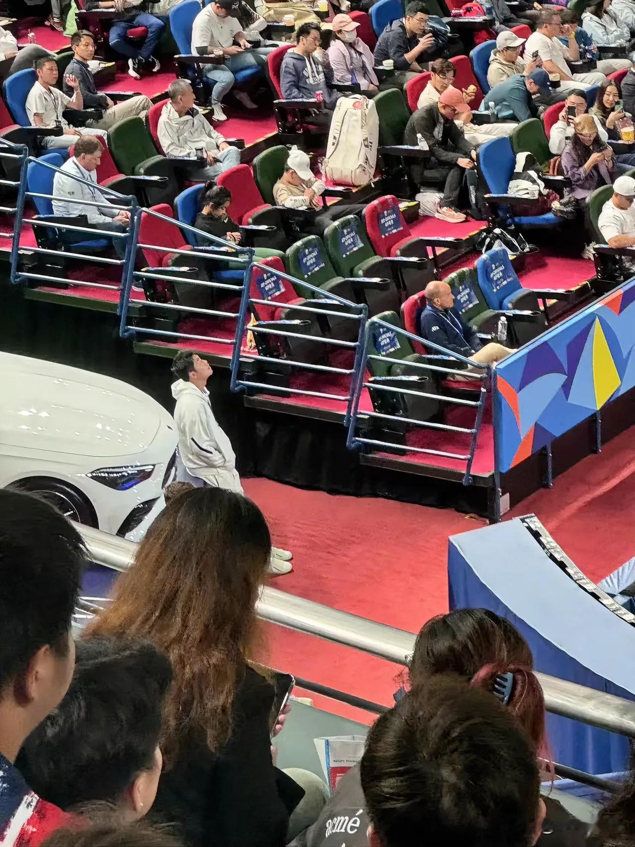 #2024上海劳力士大师赛# 吴易昺去看梅德韦杰夫的比赛。不懂就问，和奔驰车坐一