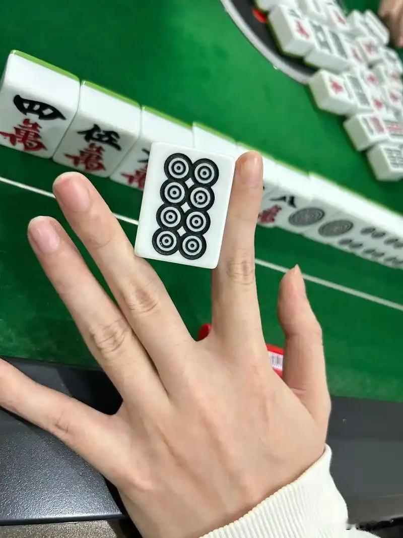 闲来没事跟朋友凑一桌搓麻将，真是什么稀奇事都能碰上，今天这局属实给我开眼了。
 