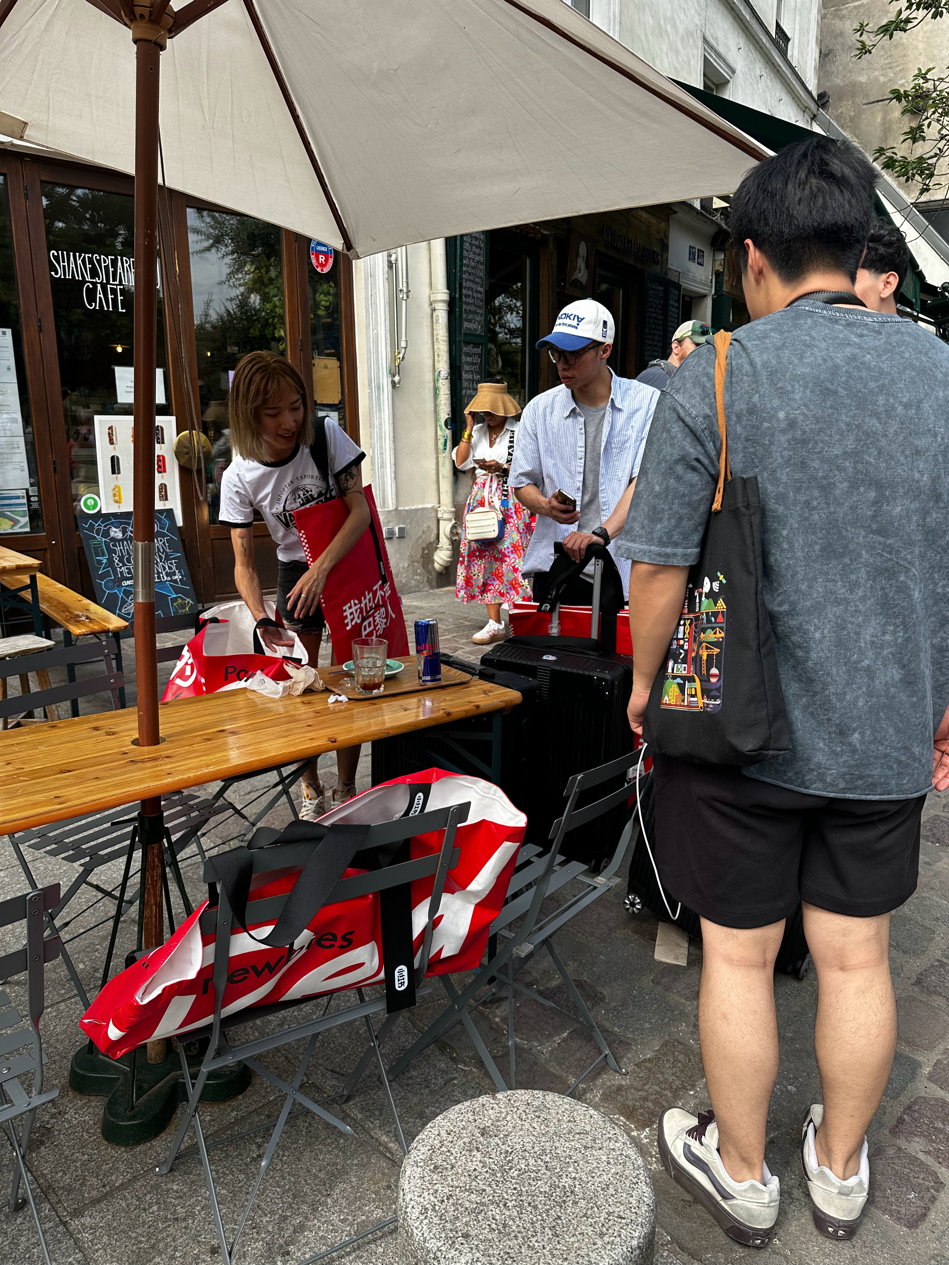 #先在巴黎流行起来的是中国红包#中国红包的魅力，已经在巴黎街头绽放。这一次，我们