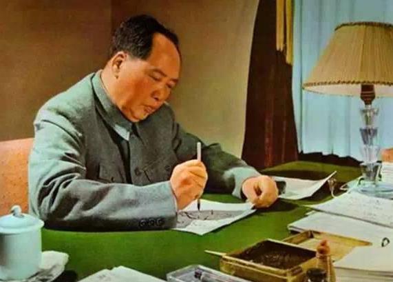 毛主席一生光明磊落，却有三个不为人知的小习惯。
 
第一个习惯：看书当成休息，换