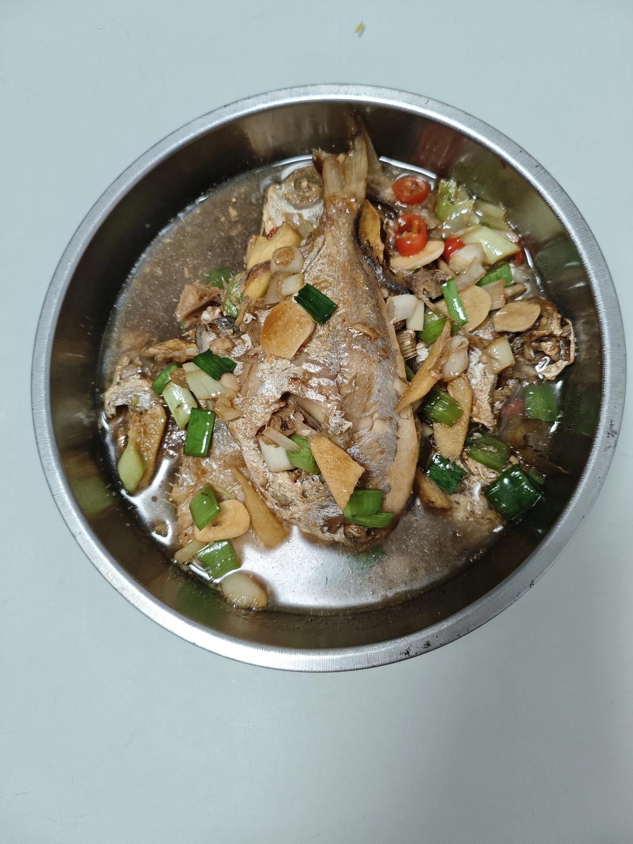 真心话茶局周末美食分享：昨天晚上儿子做的菜，虽然都是家长菜，但都很下饭：红烧扁鱼
