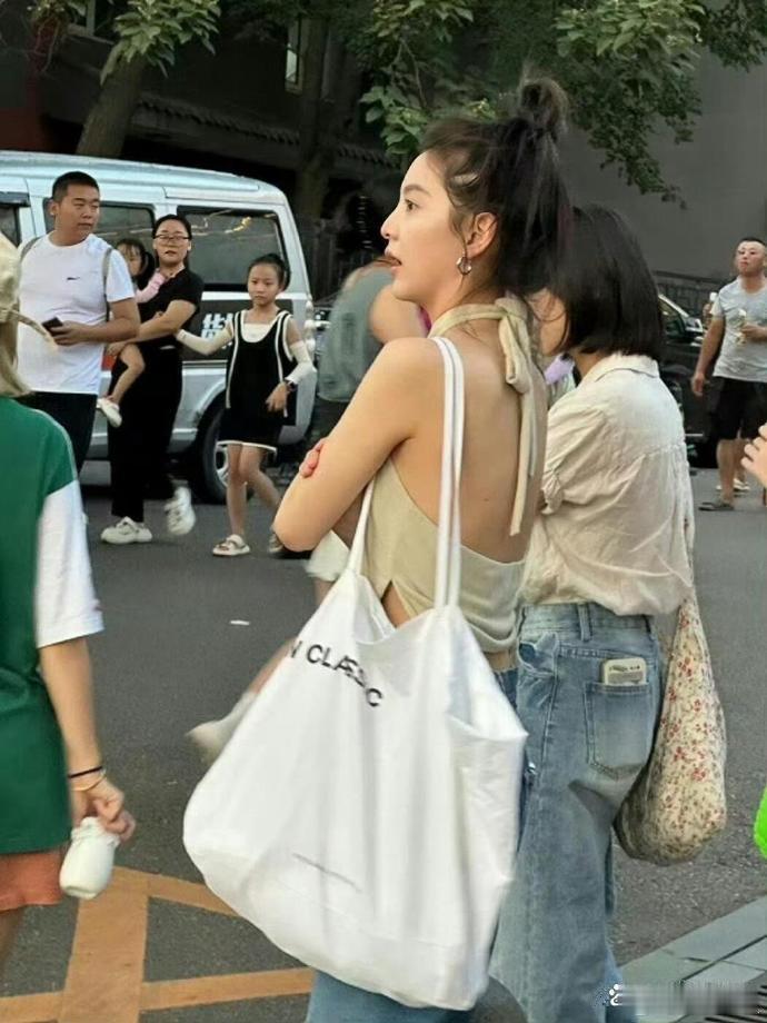 章若楠胆子太大了竟然不穿就出门了…… 