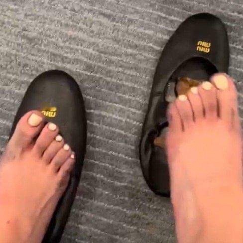 刷到个挺离谱的事，有人花8850块买了双MiuMiu的黑色羊皮鞋，穿了之后脚直接