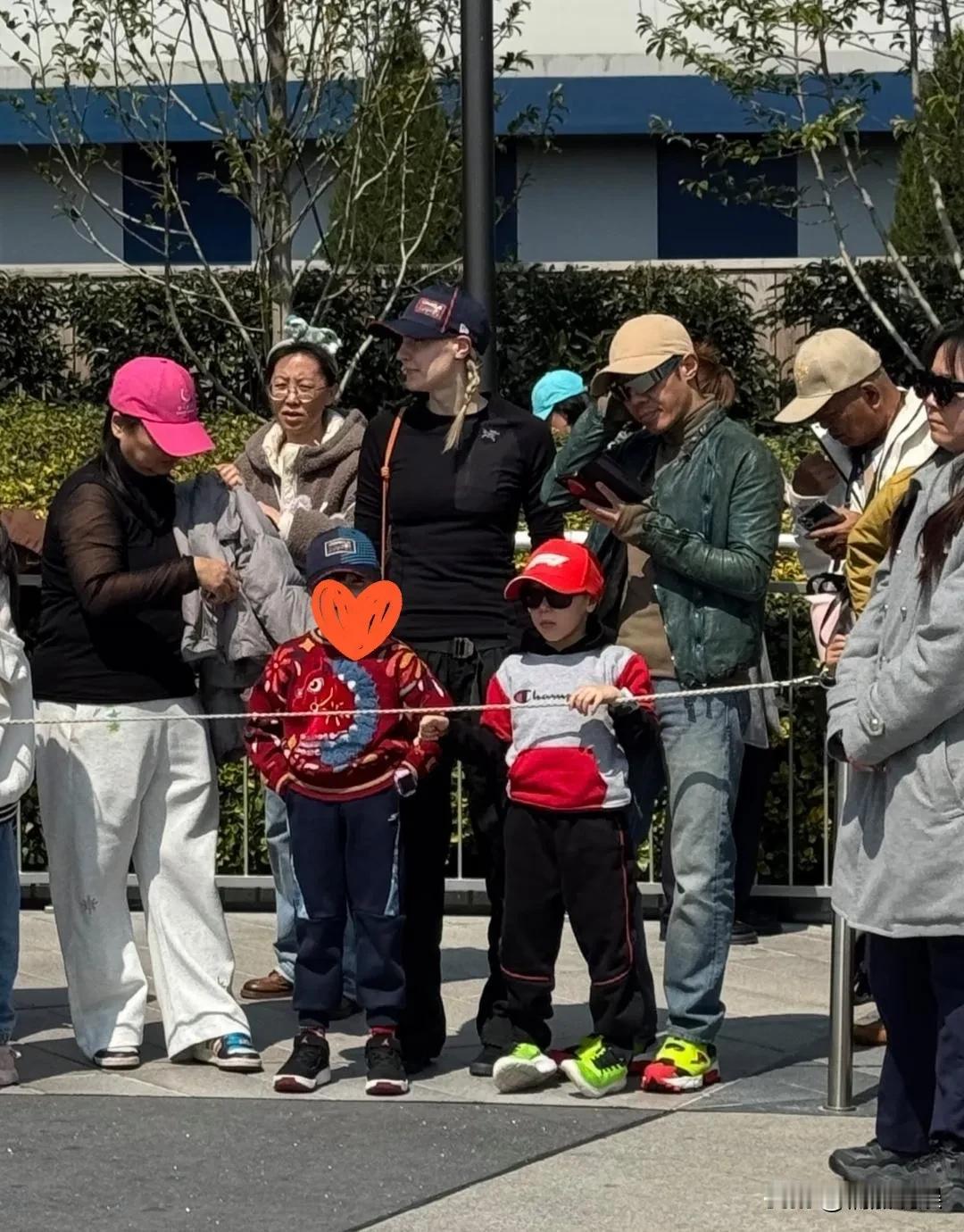 撒贝宁和老婆李白，带着两个孩子现身上海迪士尼游玩，外籍老婆高挑、漂亮，在人群中好