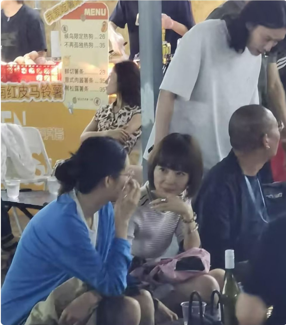 主持人陈鲁豫现身阿那亚街头小吃摊，齐刘海短发，56岁显年轻！ 