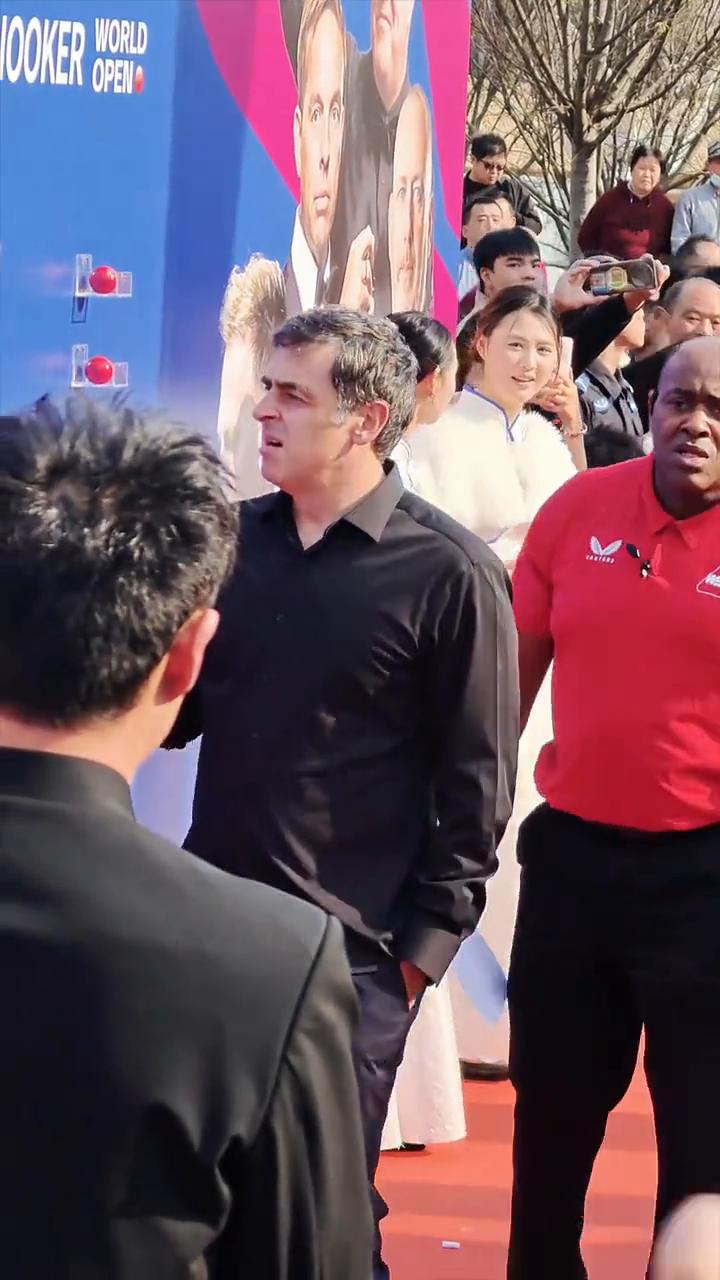 接下来准备好你们的手机了吗？备好了吗？让我们掌声欢迎。我见欧尼奥沙利文一首新歌。