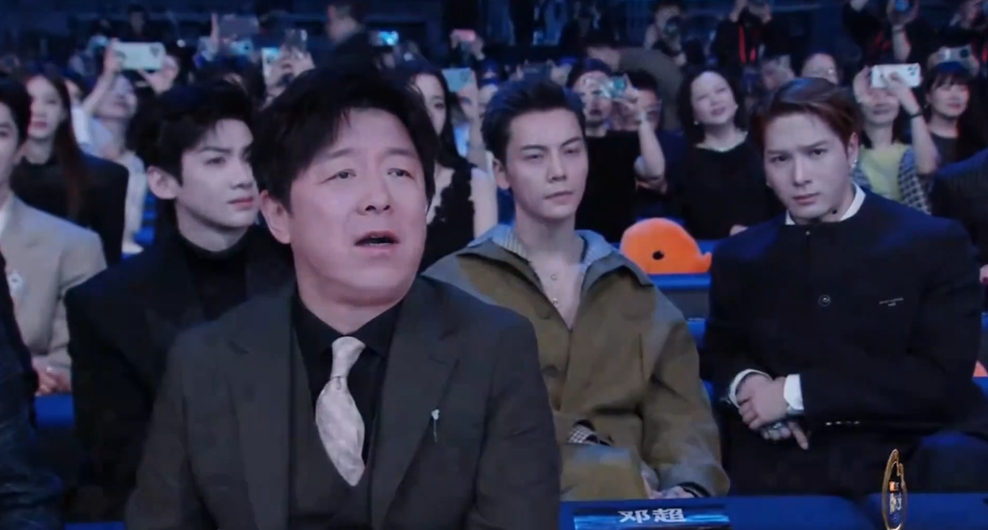 黄渤王嘉尔看机器人跳舞的表情