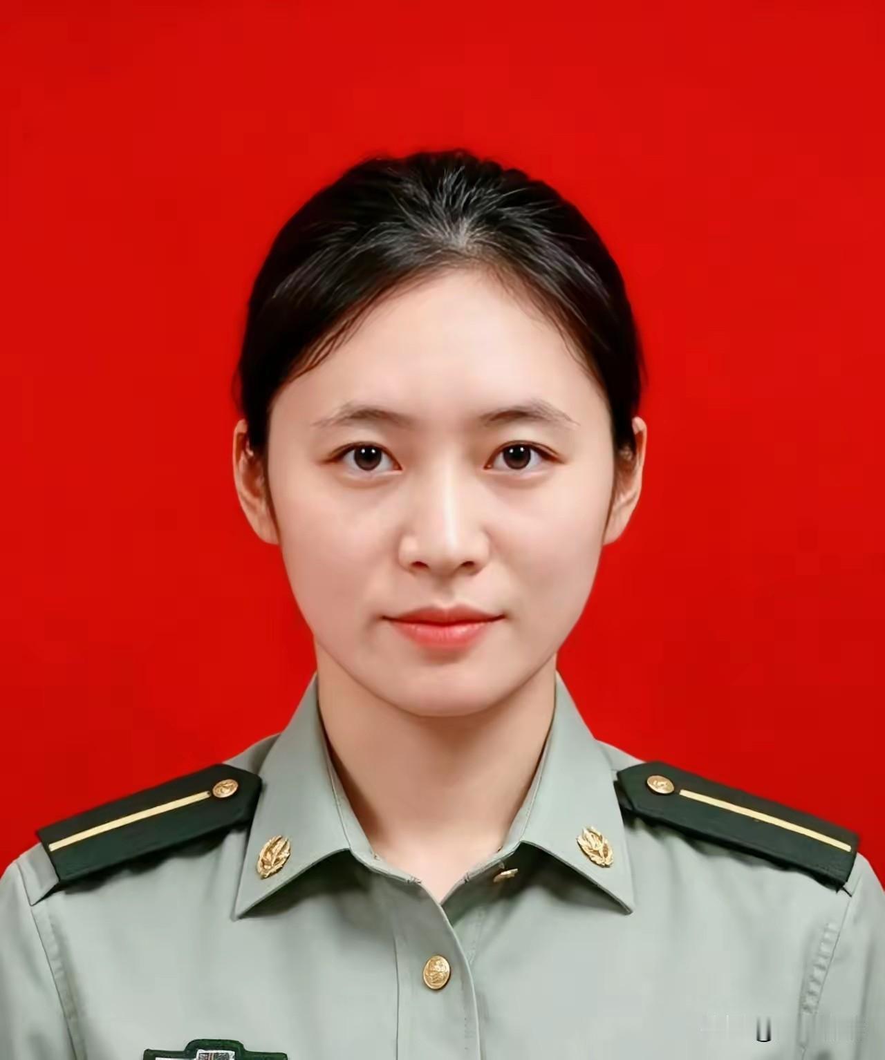2月18日，沛县张庄镇龙润华府小区锣鼓震天响，“二等功臣之家”匾牌抬上门了，邻里