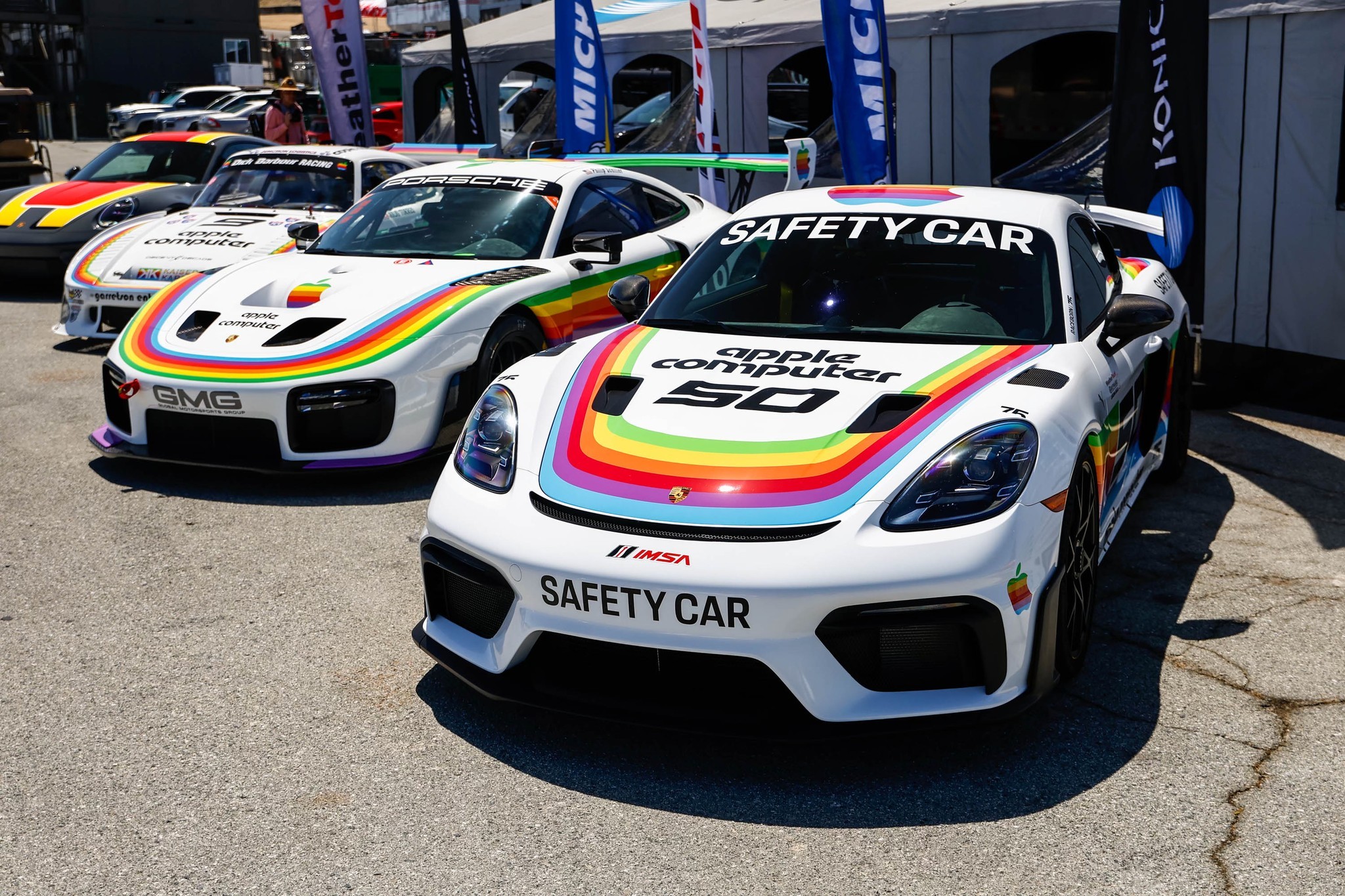 IMSA 拉古纳塞卡站特别涂装合影，保时捷苹果涂装不止有赛车，还有安全车 