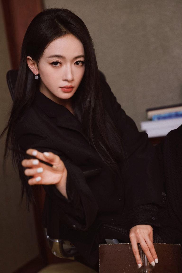 突然get到吴谨言了、吴谨言白色美甲指尖氛围感直接拉满，吴谨言纯白色美甲简约耐看