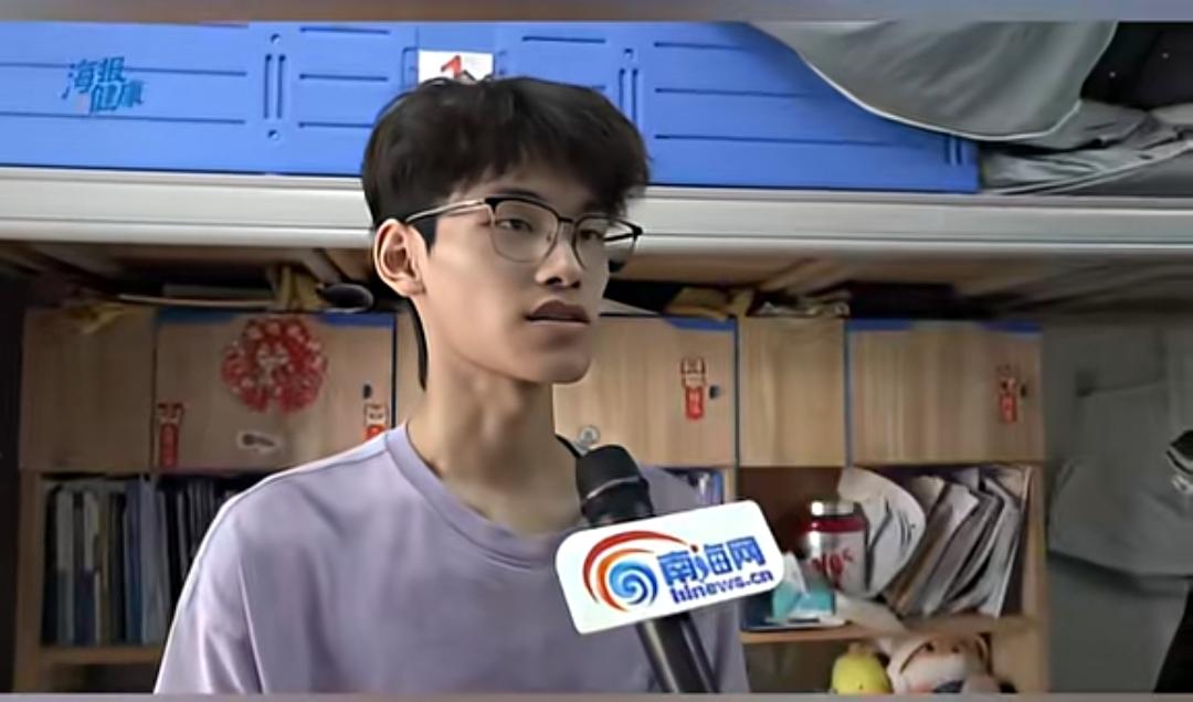 海口琼台师范学院的一间宿舍里，一场与死神的赛跑悄然上演。学生小刘突发心梗，呼吸不