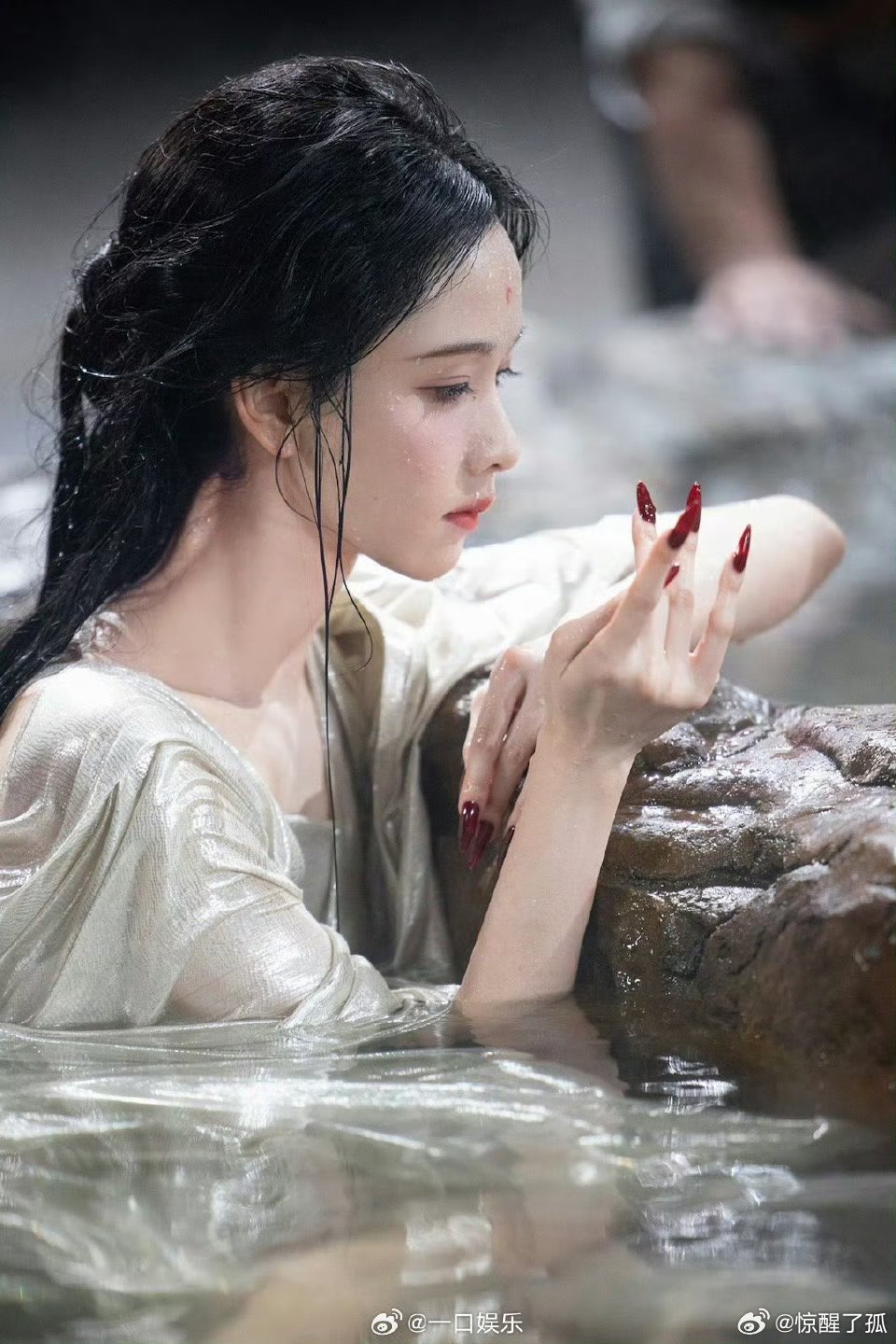 陈都灵人美到极致就会有种鬼感清冷骨相+精致五官，陈都灵美得自带仙气与鬼气交织的质